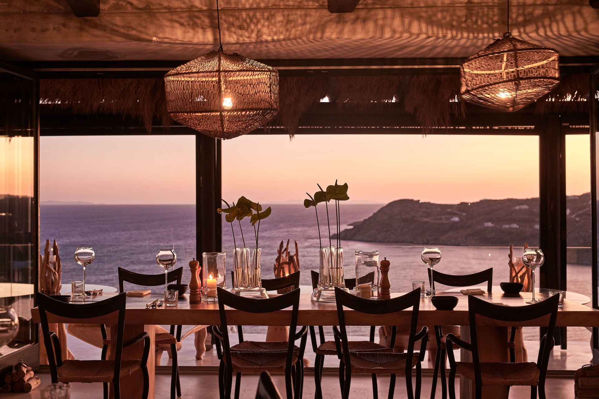Innenbereich des Pavilion Restaurants mit Blich auf Meer